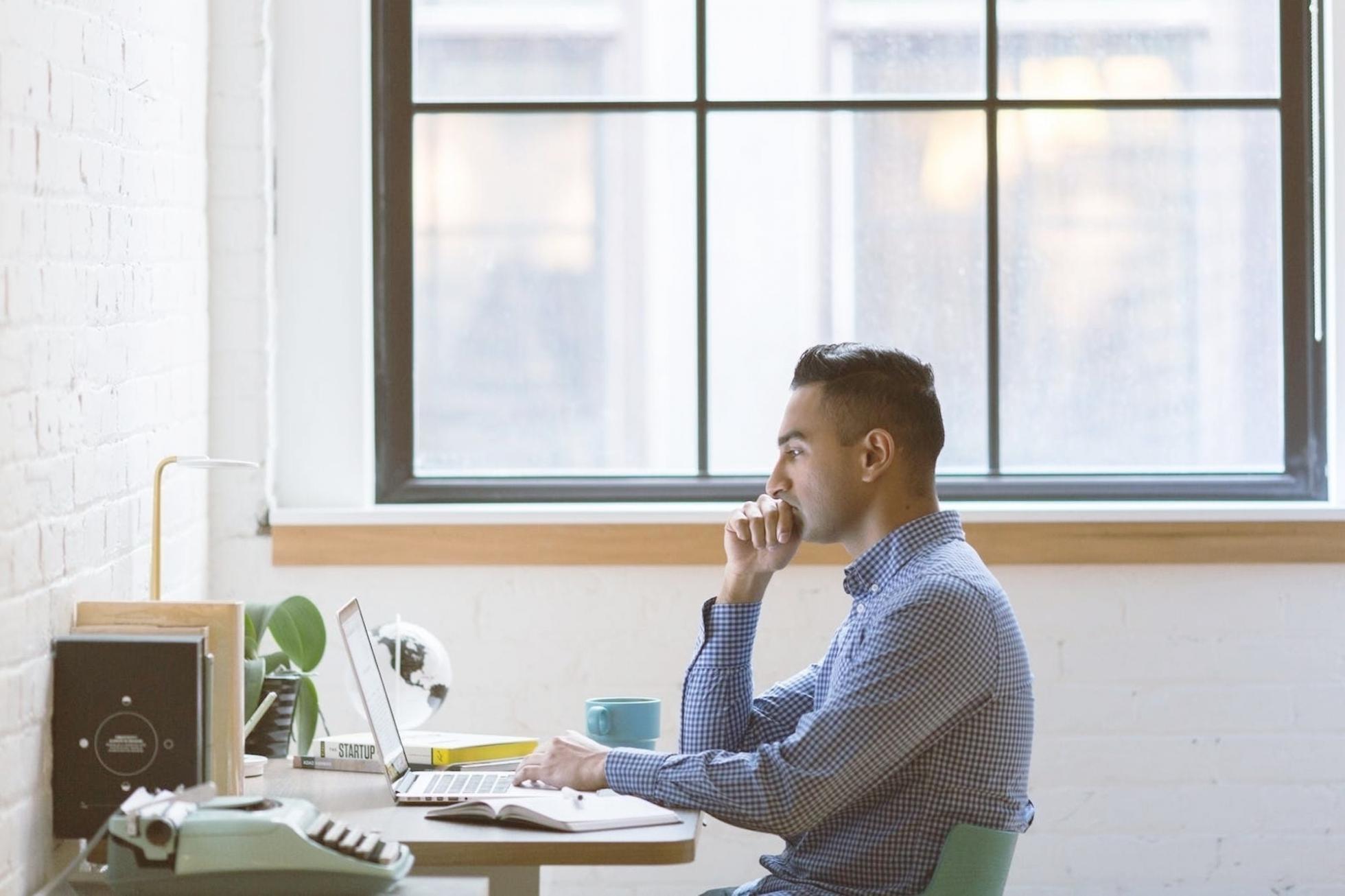 Digitale Arbeitsumgebung mit SEO-Content-Erstellung